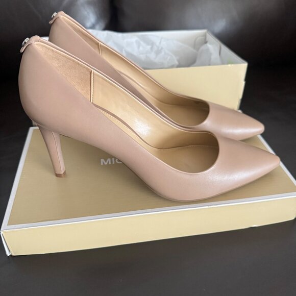 Michael Kors Dorothy flex pump  Leather Pointed-Toe Heels MK Logo Size 6.5M khak - Picture 8 of 11
